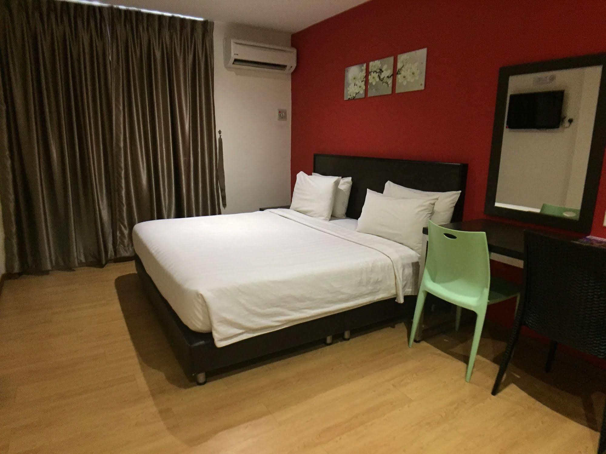 Padungan Hotel Kuching Extérieur photo